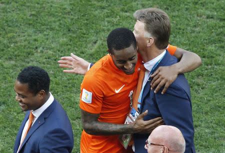 Leroy Fer of the Netherlands (C) hugs coach Louis van Gaal during the team's 2014 World Cup Group B soccer match against Chile at the Corinthians arena in Sao Paulo June 23, 2014. REUTERS/Paulo Whitaker