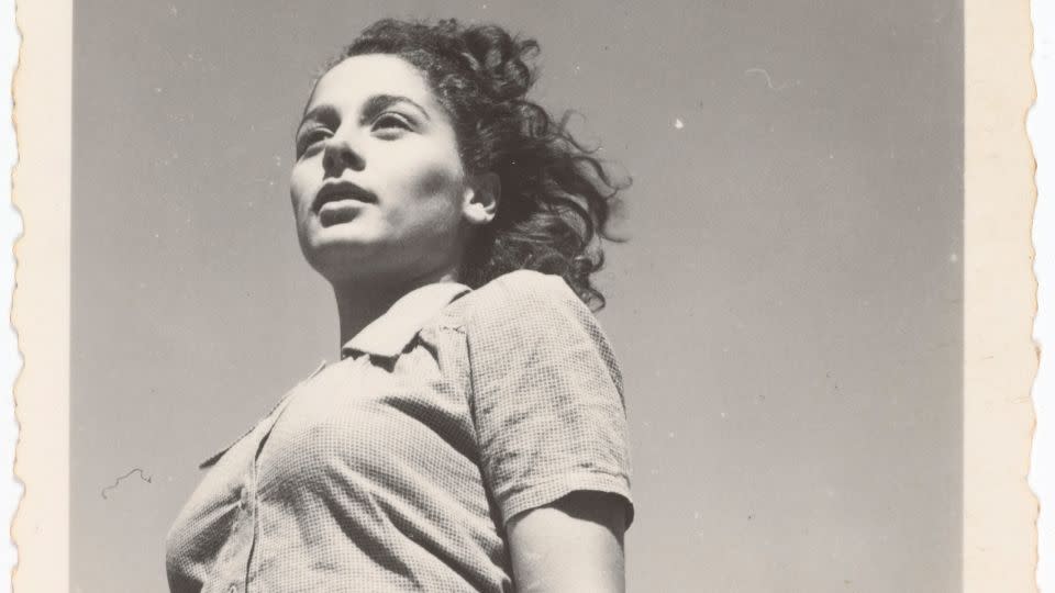 Gaby Aghion in the Egyptian desert, photographed by Raymond Aghion circa 1940. - Raymond Aghion/Chloé Archive