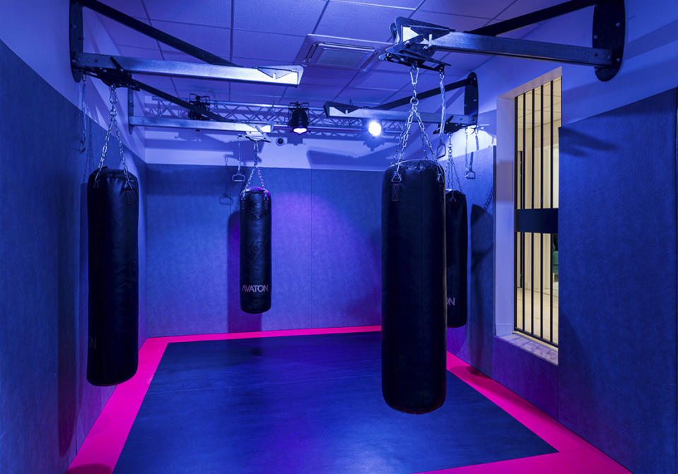 <p><b>On y fait quoi ?</b> Dans cet espace du quartier du Trocadéro, place aux pratiques inédites. On y suit des cours d'« électro boxing », mix de boxe et d' <a href="https://www.elle.fr/Minceur/Astuces-minceur/Electrostimulation-3689516" rel="nofollow noopener" target="_blank" data-ylk="slk:électrostimulation;elm:context_link;itc:0;sec:content-canvas" class="link ">électrostimulation</a>, d'« easing », stretching inspiré de l'ostéopathie, ou de « powerwave », entraînement de vingt minutes avec un petit sac lesté.</p><p><b>C'est comment ?</b> Réparties sur trois étages, les salles sont aménagées selon les disciplines. Dans l'espace « Be fast », plongé dans l'obscurité, on pédale sur des vélos, histoire de mieux se dépasser ; dans le coin « Be zen », la déco minimaliste invite à la sérénité ; quant au plateau cardio il propose des dizaines de machines (elliptiques, simulateurs d'escaliers...) ultra-technologiques.</p><p><b>Le plus.</b> Le bilan réalisé lors de l'inscription sur une machine analysant la composition corporelle (taux de masse grasse, taux hydrique, âge métabolique...), qui permet aux coachs d'orienter vers les méthodes correspondant le mieux aux besoins.</p><p><i>Abonnement 1 800 Euros par an. 19, avenue Raymond-Poincaré, 16e. <a href="https://avaton.fr/" rel="nofollow noopener" target="_blank" data-ylk="slk:avaton.fr;elm:context_link;itc:0;sec:content-canvas" class="link ">avaton.fr</a></i></p><br>