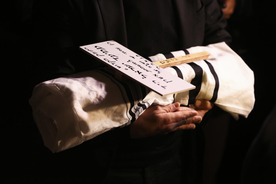 Un hombre sostiene en brazos a un bebé que murió tras nacer de forma prematura luego de que su madre, Shira Ish-Ran, resultó herida en un ataque cerca del asentamiento de Ofra, en Cisjordania, a principios de semana, en Jerusalén, el 12 de diciembre de 2018. (AP Doto/Heidi Levine)