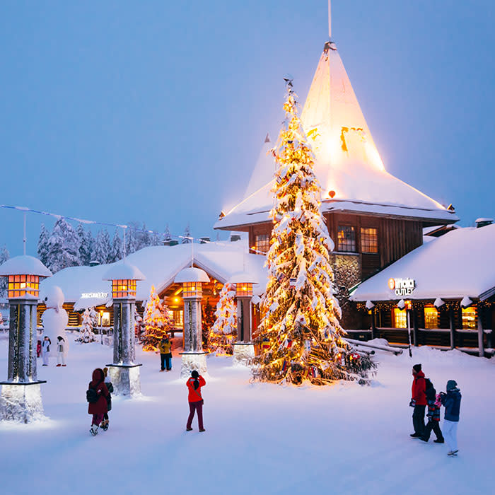 Das Santa Claus Village im finnischen Rovaniemi ist das ganze Jahr über im Weihnachtsfieber. Klar, dass im Dezember dann die ganze Stadt verrückt spielt. Der Markt direkt am Polarkreis bezaubert mit Lichtern, jeder Menge interessanter Fakten über den Weihnachtsmann – und mit ein bisschen Glück trifft man ihn ja, wie er auf seinem Schlitten heranbraust...? Ganzjährig geöffnet, weitere Infos über https://www.visitrovaniemi.fi (Bild: Visitrovaniemi)