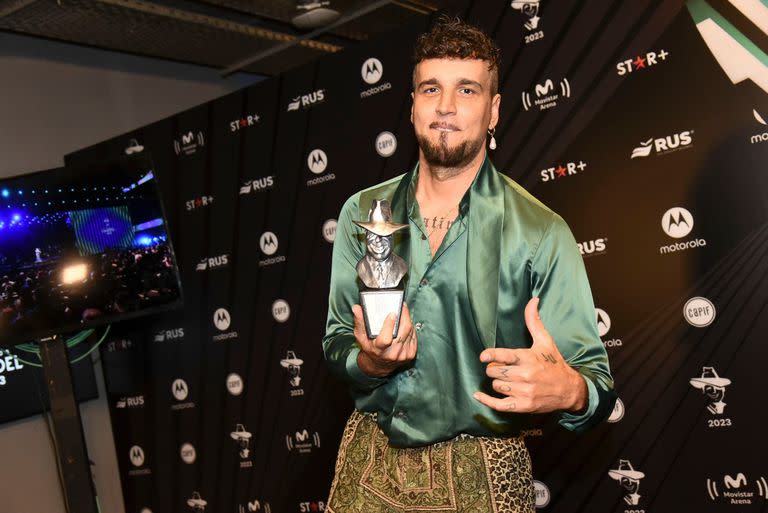 Dante Spinetta, feliz con uno de los tres Premios Gardel que obtuvo este martes