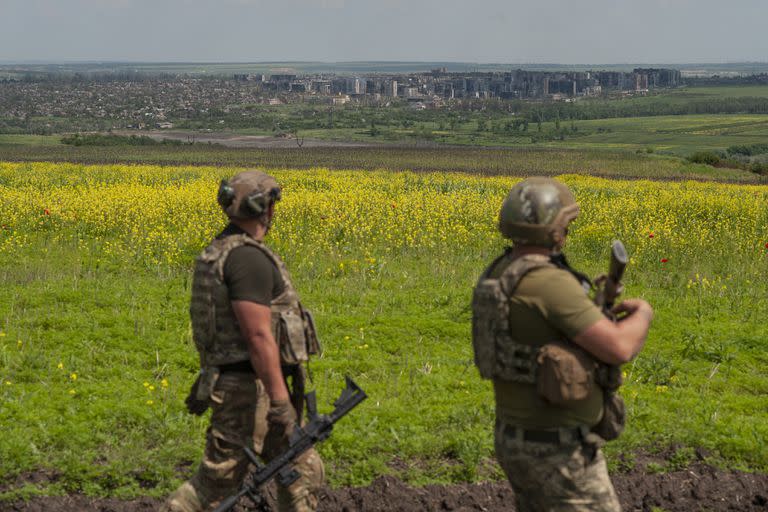 Soldados ucranianos en sus posiciones el lunes 5 de junio de 2023, con la ciudad de Bakhmut al fondo, en la región de Donetsk, Ucrania