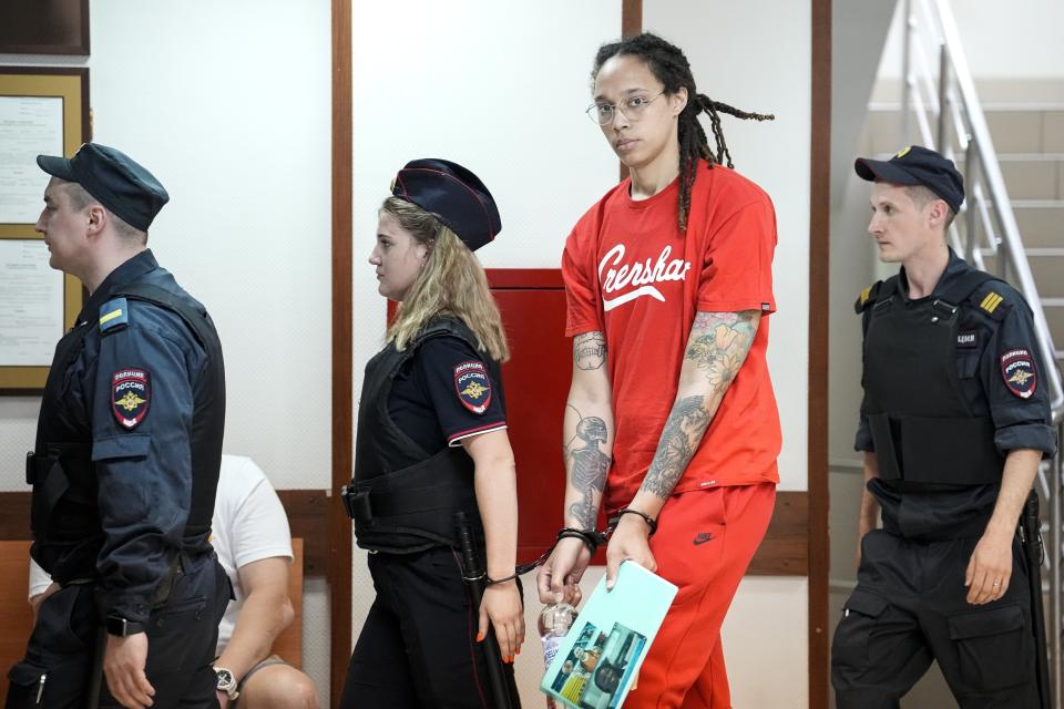 La basquetbolista estadounidense Brittney Griner es escoltada a la corte en Khimki, a las afueras de Moscú, para una audiencia celebrada el jueves 7 de julio de 2022 (AP Foto/Alexander Zemlianichenko)