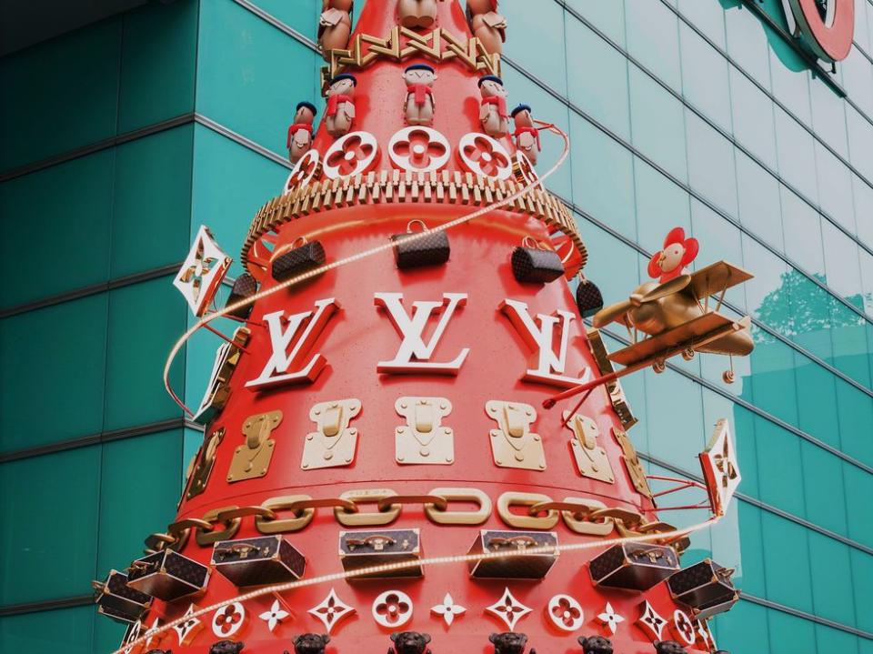 台灣旅遊｜台灣首座10米高Louis Vuitton 聖誕樹登陸台北SOGO！歷時3個月打造28層設計＋1180件LV聖誕裝飾