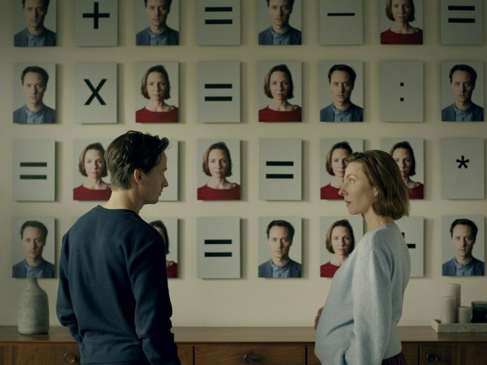 Tom Schilling und Katharina Schüttler in "Ich und die Anderen". (Bild: [2020] Superfilm / Pertramer / Sky)