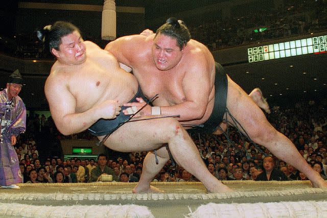 <p>STR/JIJI PRESS/AFP via Getty</p> Akebono (R) in 1997