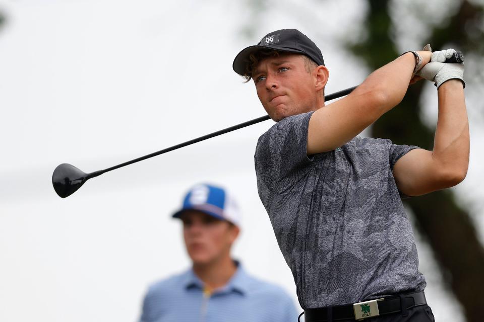 Josh Stuart de Norman North High School aterriza en el segundo hoyo durante la ronda final del Campeonato Estatal de Golf Masculino 6A en Bailey Ranch Golf Glub el martes 9 de mayo de 2023 en Owasso, Ok. 