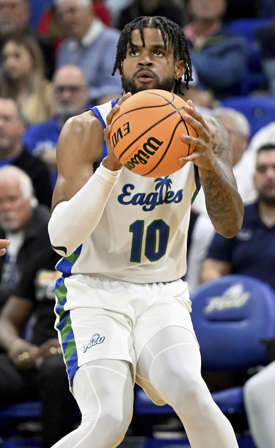 Florida Gulf Coast's Zach Anderson looks to shoot against Florida Atlantic in the first half of an NCAA college basketball game, Saturday, Dec. 30, 2023, in Fort Myers, Fla. (AP Photo/Chris Tilley)