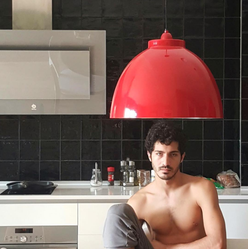 <p>“Abducido en la cocina catalana, <em>by @ursulolita</em>”, fue el epígrafe del Chino para esta foto, en la que luce su torso desnudo, y como siempre, da crédito a su fotógrafa personal. </p>