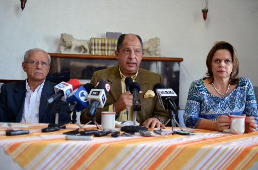 El candidato presidencial costarricense por el partido Acción Ciudadana (PAC) Luis Guillermo Solís (C) habla junto al postulante a vice Helio Fallas (I) y la segunda vice Helena Chacón, durante rueda de prensa en el marco de las elecciones, en San José, el 5 de abril de 2014. (AFP | Ezequiel Becerra)