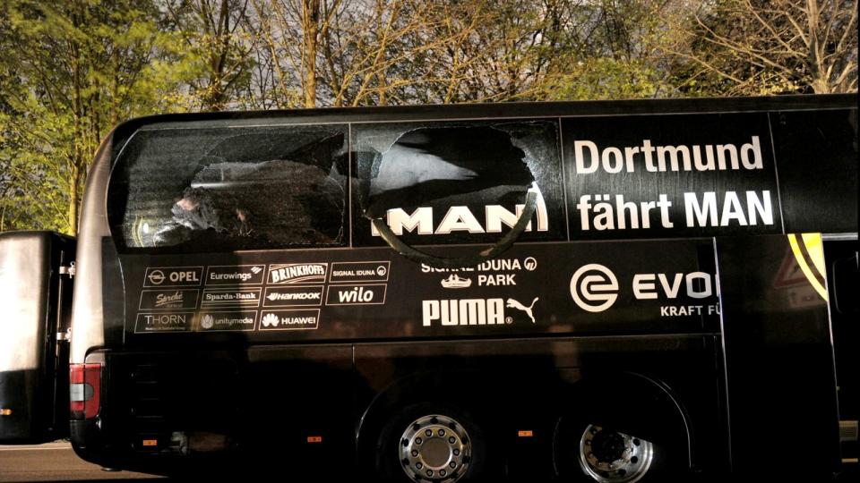 Die Explosionen beschädigten den Mannschaftsbus von Borussia Dortmund erheblich. (Bild: Sky / Constantin Dokumenation)