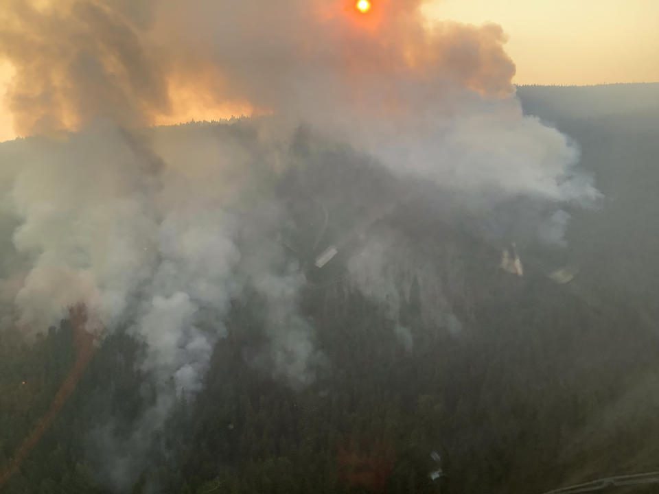 The BC Wildfire Service continues to respond to the McDougall Creek wildfire located 10 kilometres northwest of West Kelowna as shown in this undated handout image.  THE CANADIAN PRESS/HO, BC Wildfire Service *MANDATORY CREDIT*