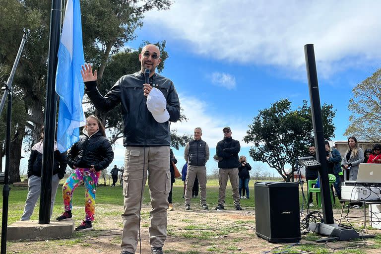 Cerca de las 10 de la mañana, La Matera empezó a recibir a cada uno de los convocados; luego de unas palabras de bienvenida a cargo de Marcelo González, los presentes compartieron el izamiento de nuestra bandera Argentina, acto que se coronó con la voz de Abel entonando Aurora y el Himno Nacional Argentino
