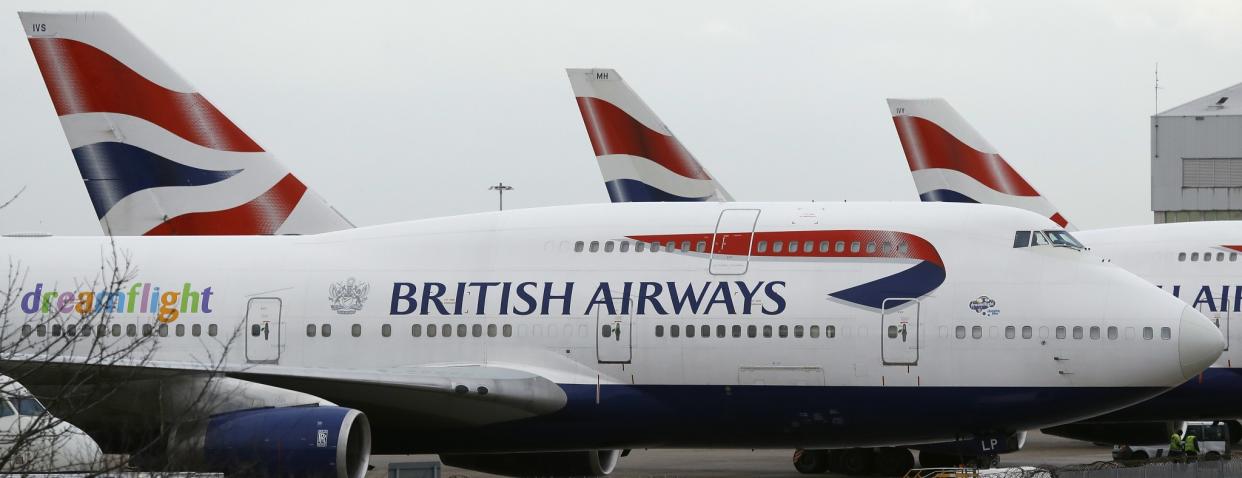 British Airways soll einen Passagier misshandelt haben. (Bild: AP Photo)