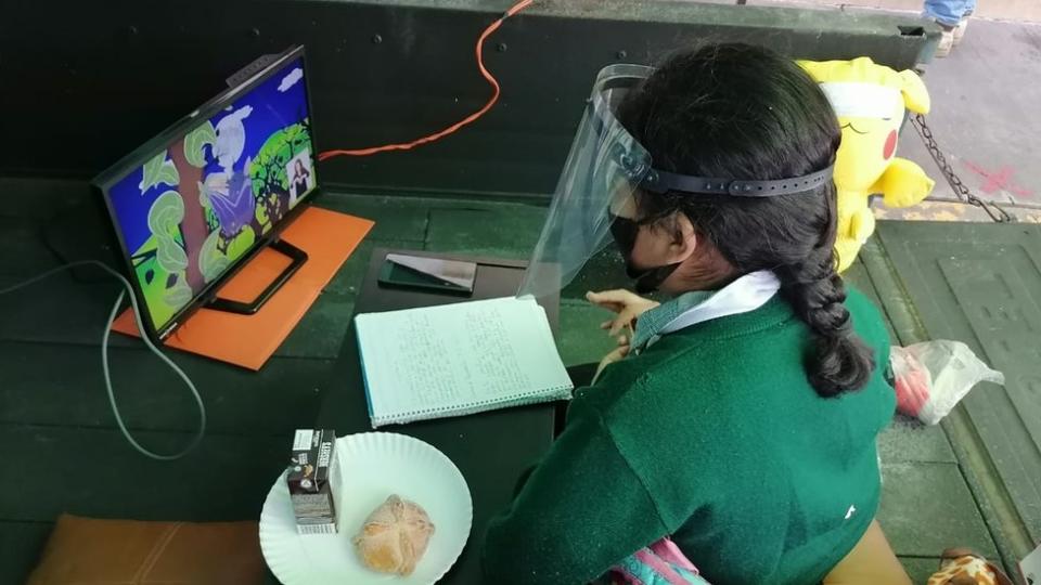 Niña estudiando