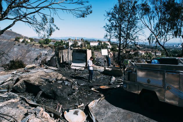 <p>Une famille revient dans les décombres de leur maison dans le quartier de Brentwood Californie ravagée par les flammes du Getty Fire.</p>