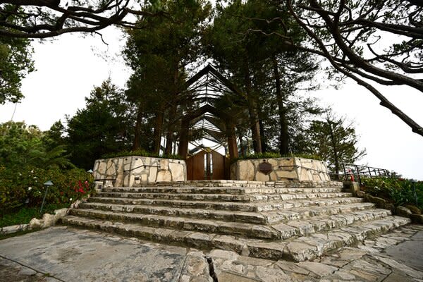 Architect LLoyd Wright’s 1951 Wayfarers Chapel is comprised of local wood, stone, and vast expanses of glass that let in views of the surrounding redwoods.