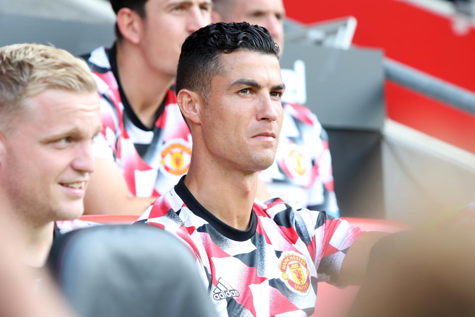 Cristiano Ronaldo sentado en el banquillo durante un partido del Manchester United. (Foto: Kieran Cleeves / PA Images / Getty Images).