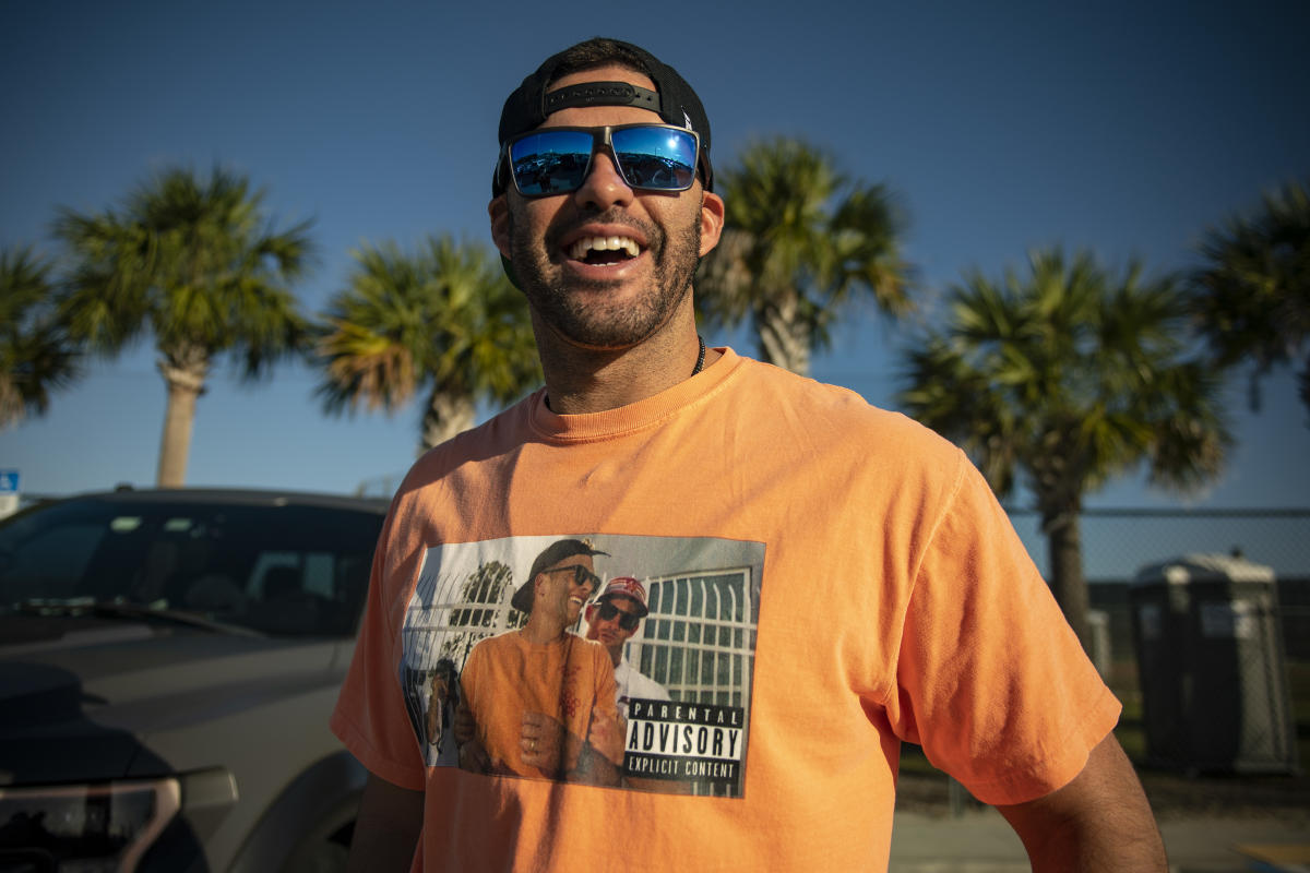 Red Sox: J.D. Martinez backs drunk Tom Brady with awesome shirt at Spring  Training