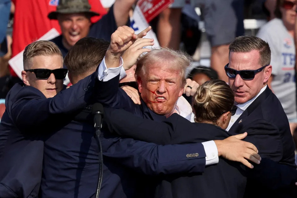 El candidato presidencial republicano y expresidente de Estados Unidos Donald Trump es asistido por el Servicio Secreto después de que se produjeran disparos durante un mitin de campaña en el Butler Farm Show en Butler, Pensilvania, Estados Unidos, 13 de julio de 2024. REUTERS/Brendan McDermid