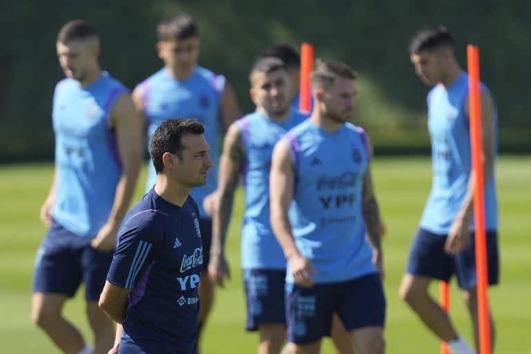 El técnico de Argentina, Lionel Scaloni, durante un entrenamiento en Doha, Qatar