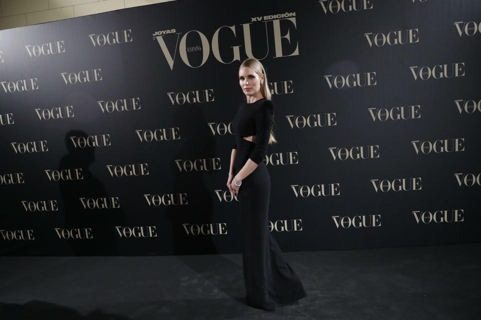 <p>La modelo sueca, conocida también por ser la mujer de Luis Figo, subió el nivel de la alfombra roja con un vestido negro<em> cut-out</em> que se fundía con su envidiable figura. ¿Seguro que tiene 44 años? (Foto: Gtres). </p>