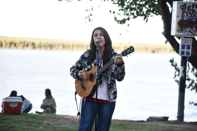 Sandra Corizzo, cantante y amiga de Gerardo Rozín, interpretó algunos temas que emocionaron a todos