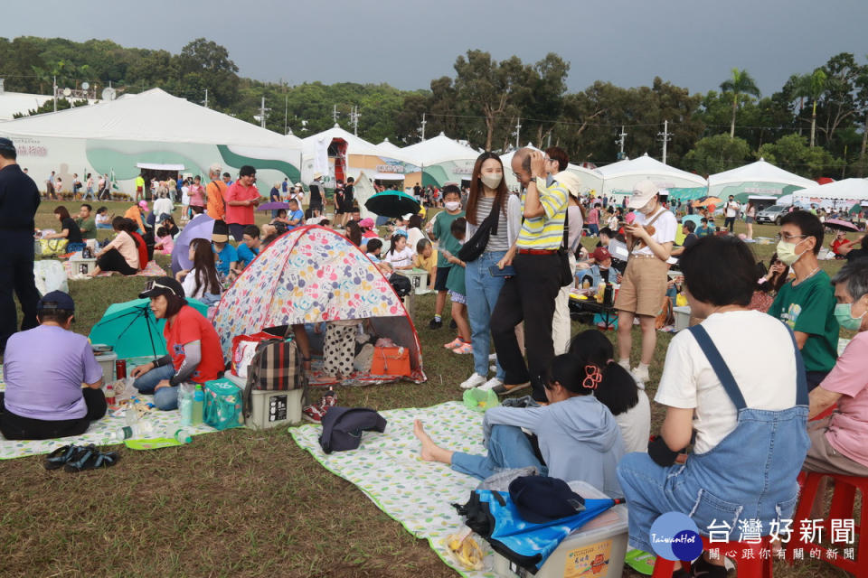 天空飄著細雨民眾熱情不減。（記者扶小萍攝）