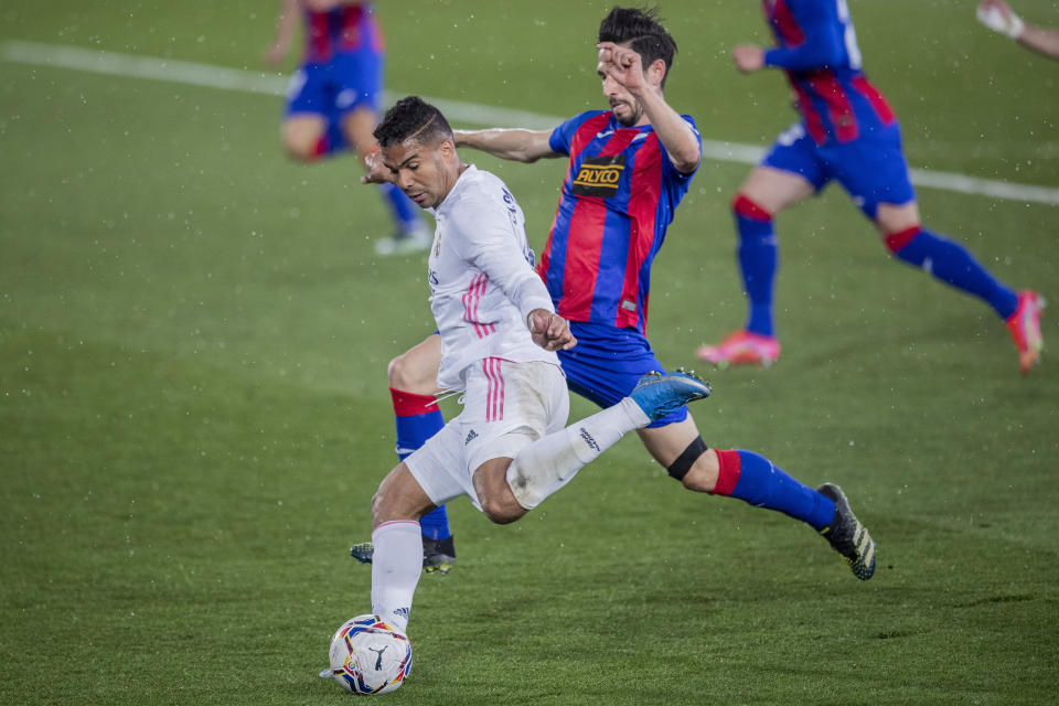 Casemiro del Real Madrid patea el balón durante el partido entre Real Madrid y Eibar por la liga española en el estadio Alfredo di Stefano en Madrid, sábado 3 de abril de 2021. Real Madrid ganó 2-0. (AP Foto/Bernat Armangue)