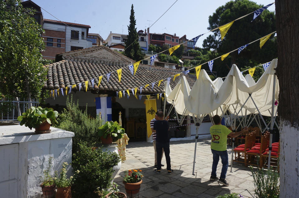 Trabajadores instaln toldos para una fiesta en la terraza de la iglesia Osios David, del siglo 5, en Salónica (Grecia) el 25 de junio del 2022. (AP Photo/Giovanna Dell'Orto)
