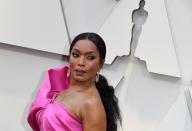 <p>Für den Sleek Look mit Mittelscheitel entschied sich auch Angela Bassett. Die Schauspielerin ließ ihre Haare jedoch in einem langen, welligen Pferdeschwanz über den Rücken fallen. Bevor wir den Blick auf ihren tollen Lippenstift in mattem Beerenton lenken, möchten wir darauf hinweisen, dass diese Frau 60 Jahre alt ist – angesichts dieses Power-Looks könnte man das glatt vergessen. </p>