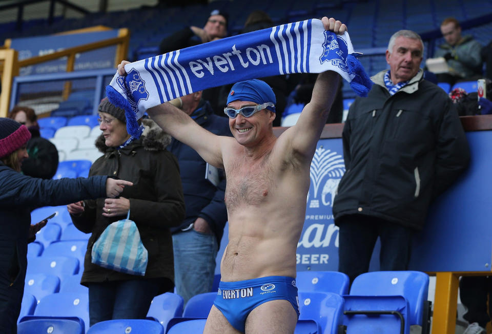 Manchen Fans ist jedes Mittel Recht, um ins Fernsehen oder zumindest auf die Leinwand im Stadion zu kommen. So wie diesem Fan vom FC Everton aus der britischen Premier League. Er feuert seine Mannschaft kurzerhand im Freibad-Outfit samt knapper Badehose und Schwimmbrille an.