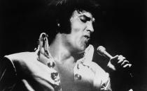Elvis Presley wurde in den 1950-ern zum ersten internationalen Popstar, zum "King of Rock'n'Roll", doch für sein Leben auf der Überholspur zahlte er einen hohen Preis. Am 16. August 1977 hieß es dann endgültig "Elvis has left the building". Über die Todesursache wurde jahrzehntelang gestritten. Nach heutigem Stand geht man von einem plötzlichen Herztod aus, der in Zusammenhang mit einer chronischen Darmerkrankung stand. (Bild: Ullstein Bild/Getty Images)