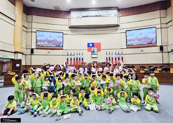 幼兒園小朋友參訪市議會，議長童子瑋將復古燈籠贈送給每位小朋友。（記者王世明翻攝）