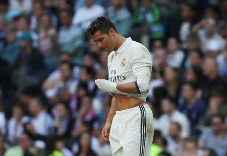 El delantero del Real Madrid Cristiano Ronaldo reacciona tras el empate del Atlético en el estadio Bernabéu, 08/04/17. Las esperanzas del Real Madrid de alcanzar el título de la Liga Española de fútbol sufrieron un revés el sábado cuando un gol de Antoine Griezmann a los 85 minutos para el Atlético de Madrid selló el empate 1-1 en el estadio Bernabéu. REUTERS/Sergio Perez