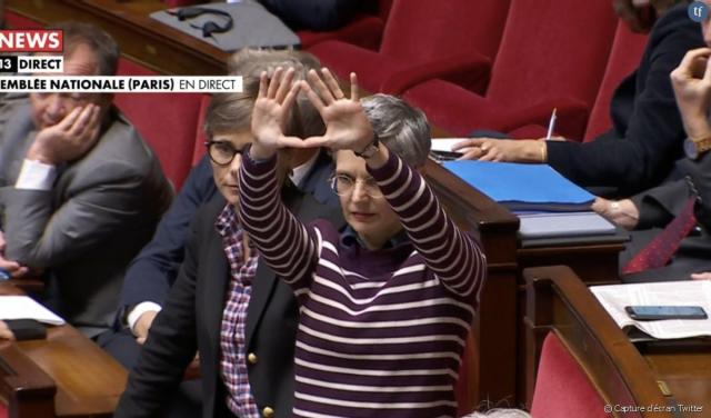 Que veut dire ce geste de Sandrine Rousseau qui a fait scandale à  l'Assemblée ?