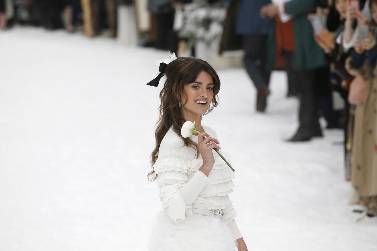 Chanel's PFW Look Featured the Late Karl Lagerfeld's Favorite Hair  Accessories