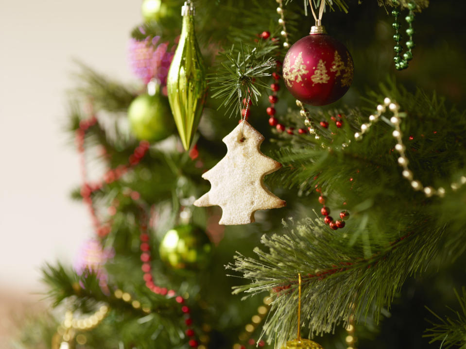 Beim Weihnachtsbaumschmuck darf es ruhig mal etwas ausgefallener sein. (Symbolbild: Getty Images)