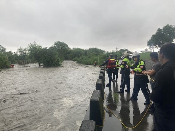 暴雨受困河堤　熱心羅警協助農婦脫困