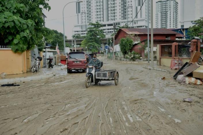 A muddy road after it was hit by flooding in Kuala Lumpur (AFP/Arif Kartono)