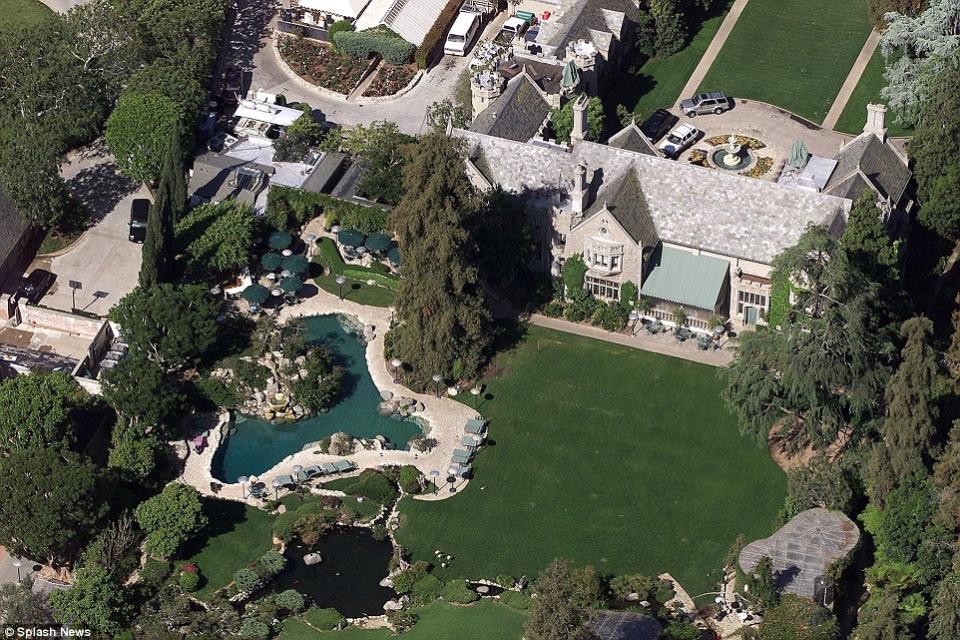 <p>A 45 anni di distanza la Playboy Mansion è stata venduta per la crisi che ha colpito la celebre rivista. </p>