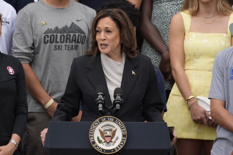 La vicepresidenta Kamala Harris habla desde el Jardín Sur de la Casa Blanca en Washington, el lunes 22 de julio de 2024, durante un evento con atletas universitarios de la NCAA. Esta es su primera aparición pública desde que el presidente Joe Biden la respaldó como la próxima candidata presidencial del Partido Demócrata. (Foto AP/Alex Brandon)