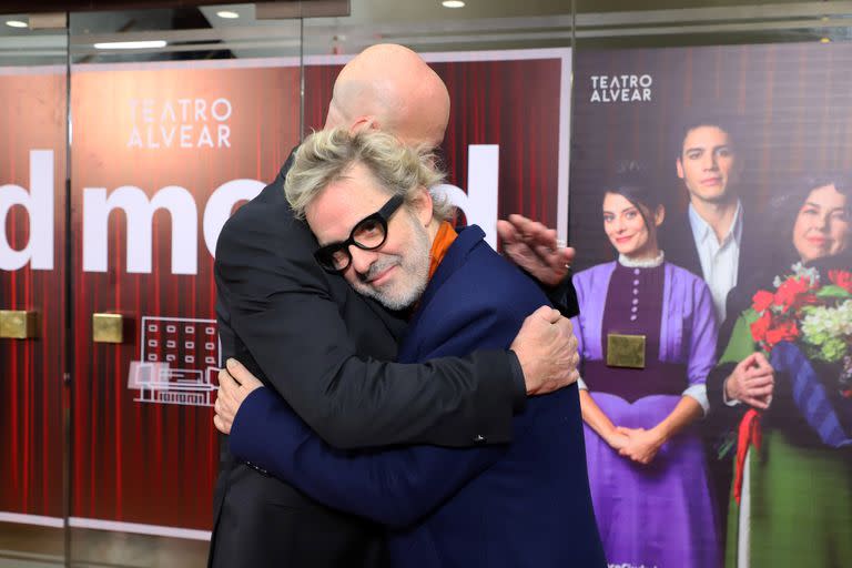 Jorge Telerman a puro abrazo con el comediante Mex Urtizberea