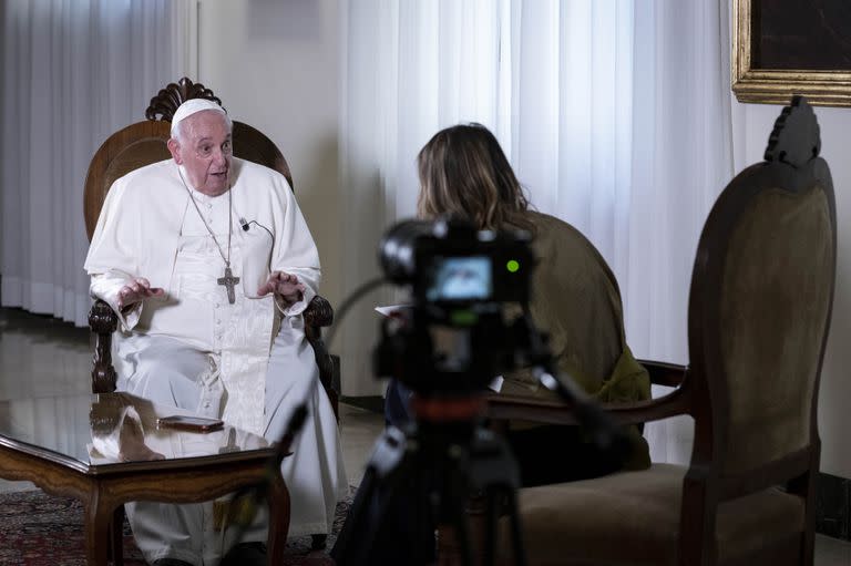 El papa Francisco, durante la entrevista con LA NACION, en el Vaticano