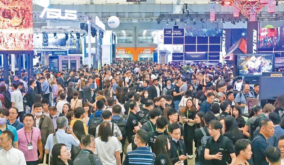 2024台北國際電腦展（COMPUTEX）4日開幕，今年有來自36個國家與地區、約1500家科技廠商參展，吸引許多民眾前來參觀。（趙雙傑攝）
