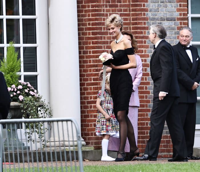 Escena de rodaje de The Crown con Elizabeth Debicki luciendo el revenge dress