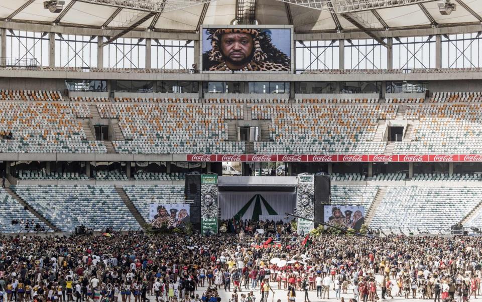 El rey Misuzulu fue vitoreado como una estrella de rock cada vez que aparecía en las pantallas gigantes del estadio Moses Mabhida - Marco Longari/AFP
