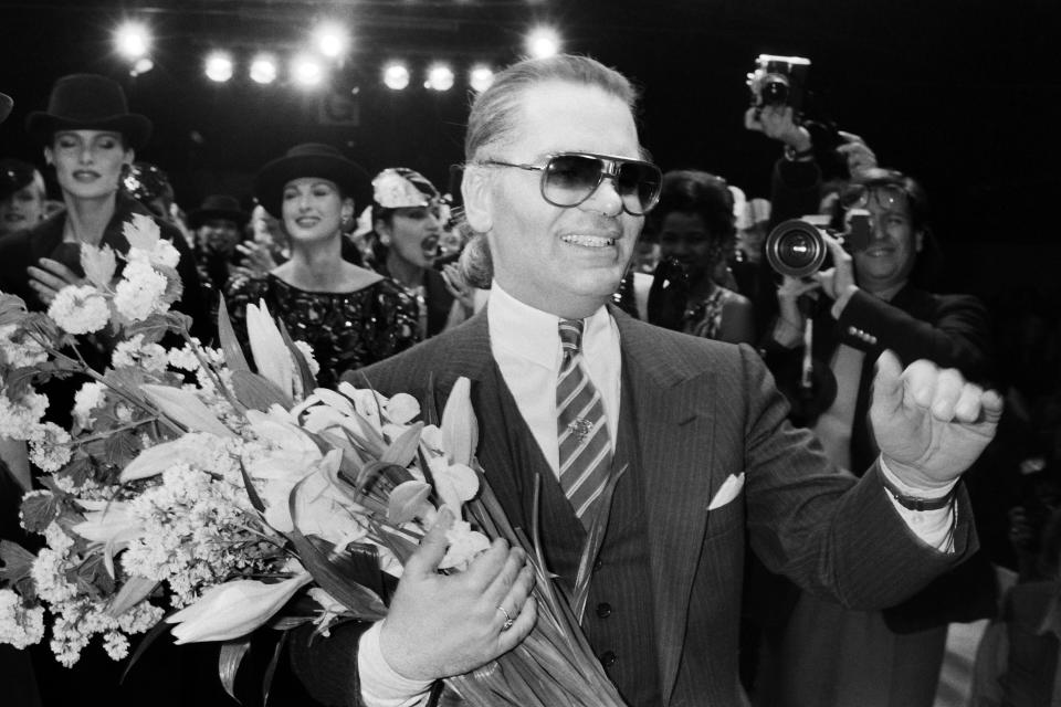 Immer im Blitzlichtgewitter: Karl Lagerfeld 1984 bei einer Chanel-Modenschau in Paris. (Bild: Getty Images/AFP/PIERRE GUILLAUD)