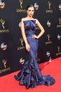 <p>Le commentateur de mode Tim Gunn a qualifié Emily Ratajkowski de « vulgaire » et « répugnante », mais elle était à l'autre bout de ce spectre vêtue de cette robe bleu nuit Zac Posen. L'actrice a obtenu un 10 parfait grâce à ses cheveux plaqués en arrière et son impressionnante ombre à paupières assortie à la couleur de sa robe. <i>(Photo : Getty Images)</i></p>